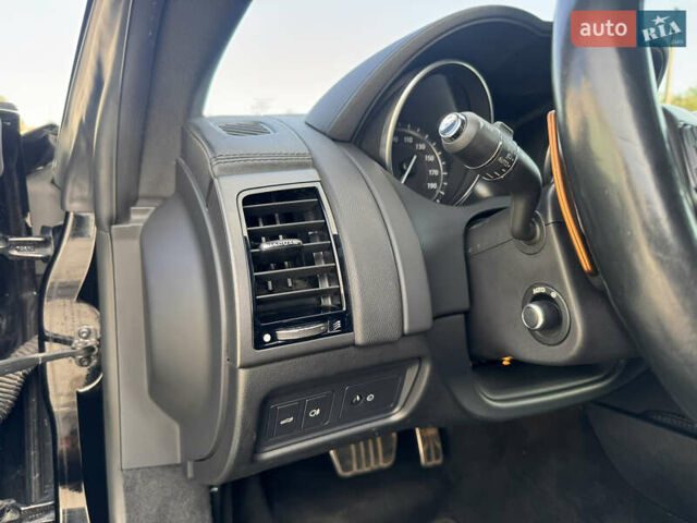 Черный Ягуар Ф-Тайп, объемом двигателя 3 л и пробегом 158 тыс. км за 22550 $, фото 5 на Automoto.ua