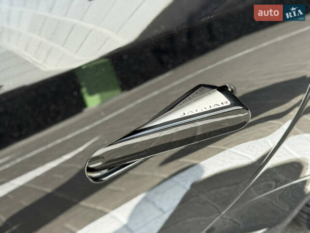 Черный Ягуар Ф-Тайп, объемом двигателя 3 л и пробегом 57 тыс. км за 32000 $, фото 3 на Automoto.ua