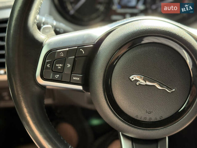 Черный Ягуар Ф-Тайп, объемом двигателя 3 л и пробегом 57 тыс. км за 32000 $, фото 15 на Automoto.ua