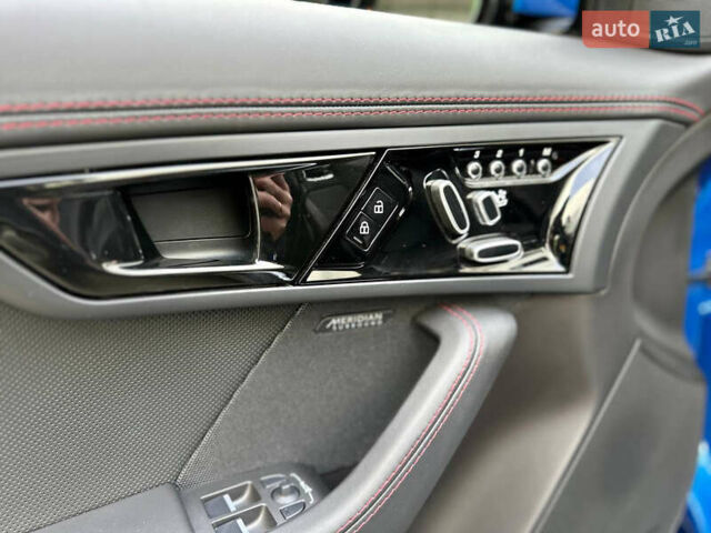 Синий Ягуар Ф-Тайп, объемом двигателя 5 л и пробегом 12 тыс. км за 77000 $, фото 23 на Automoto.ua