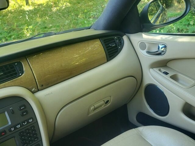 Синий Ягуар Ф-Тайп, объемом двигателя 2.1 л и пробегом 168 тыс. км за 4100 $, фото 4 на Automoto.ua