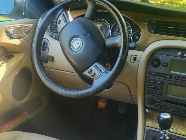 Синий Ягуар Ф-Тайп, объемом двигателя 2.1 л и пробегом 168 тыс. км за 4100 $, фото 2 на Automoto.ua