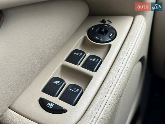 Черный Ягуар Х-Тайп, объемом двигателя 2.5 л и пробегом 174 тыс. км за 5490 $, фото 18 на Automoto.ua