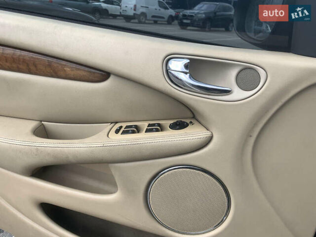 Черный Ягуар Х-Тайп, объемом двигателя 2.1 л и пробегом 266 тыс. км за 2555 $, фото 2 на Automoto.ua