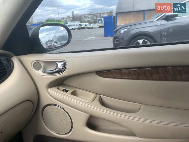 Черный Ягуар Х-Тайп, объемом двигателя 2.1 л и пробегом 266 тыс. км за 2555 $, фото 3 на Automoto.ua