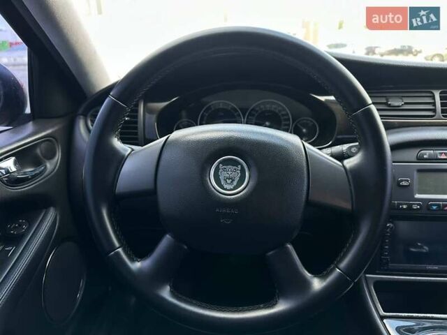 Красный Ягуар Х-Тайп, объемом двигателя 2 л и пробегом 280 тыс. км за 4790 $, фото 14 на Automoto.ua