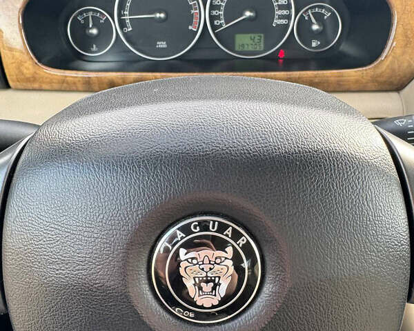 Красный Ягуар Х-Тайп, объемом двигателя 2.1 л и пробегом 197 тыс. км за 6100 $, фото 7 на Automoto.ua