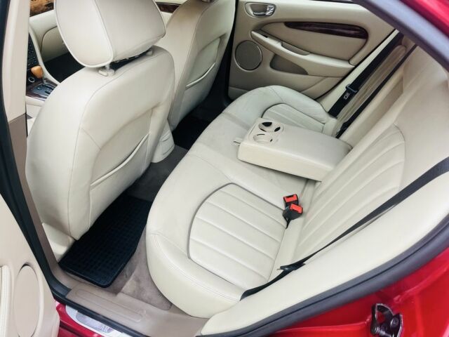 Красный Ягуар Х-Тайп, объемом двигателя 2.5 л и пробегом 237 тыс. км за 4250 $, фото 5 на Automoto.ua