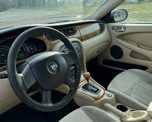 Красный Ягуар Х-Тайп, объемом двигателя 2.1 л и пробегом 197 тыс. км за 6100 $, фото 1 на Automoto.ua