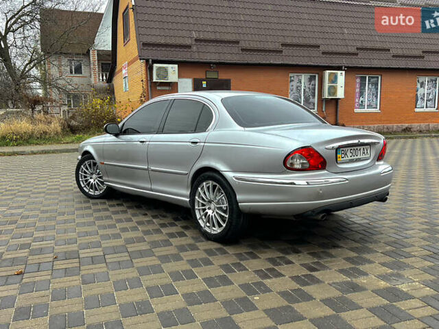 Серый Ягуар Х-Тайп, объемом двигателя 2.5 л и пробегом 210 тыс. км за 4500 $, фото 2 на Automoto.ua