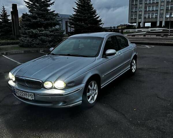 Серый Ягуар Х-Тайп, объемом двигателя 2 л и пробегом 380 тыс. км за 4500 $, фото 2 на Automoto.ua