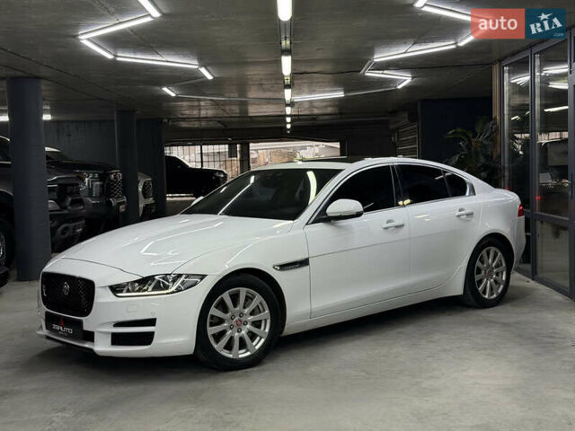 Белый Ягуар XE, объемом двигателя 2 л и пробегом 51 тыс. км за 15500 $, фото 7 на Automoto.ua