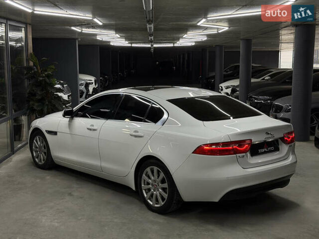 Белый Ягуар XE, объемом двигателя 2 л и пробегом 51 тыс. км за 15500 $, фото 9 на Automoto.ua