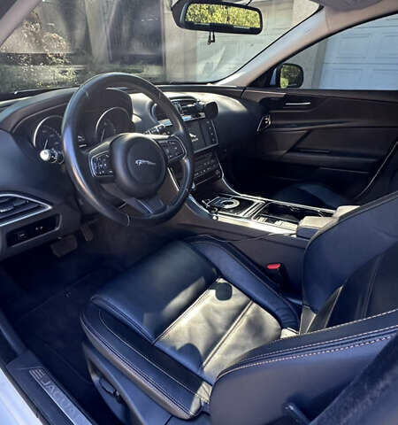 Белый Ягуар XE, объемом двигателя 2 л и пробегом 115 тыс. км за 14500 $, фото 5 на Automoto.ua
