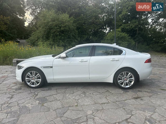 Белый Ягуар XE, объемом двигателя 2 л и пробегом 130 тыс. км за 18500 $, фото 1 на Automoto.ua