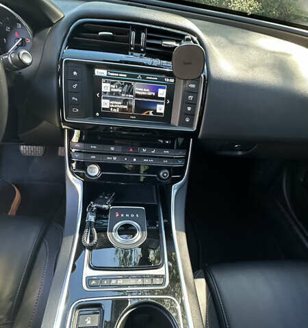 Белый Ягуар XE, объемом двигателя 2 л и пробегом 115 тыс. км за 14500 $, фото 9 на Automoto.ua