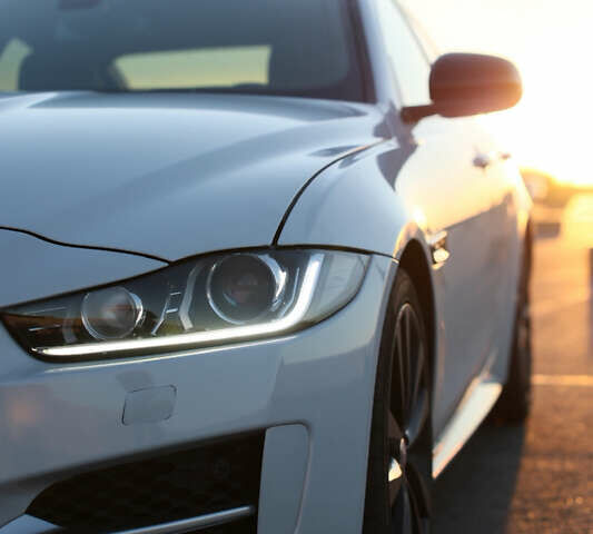 Белый Ягуар XE, объемом двигателя 2 л и пробегом 136 тыс. км за 19000 $, фото 2 на Automoto.ua