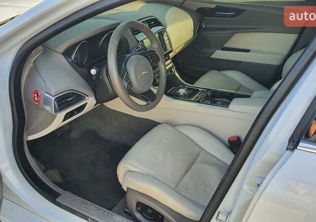 Білий Ягуар XE, об'ємом двигуна 2 л та пробігом 180 тис. км за 16500 $, фото 9 на Automoto.ua