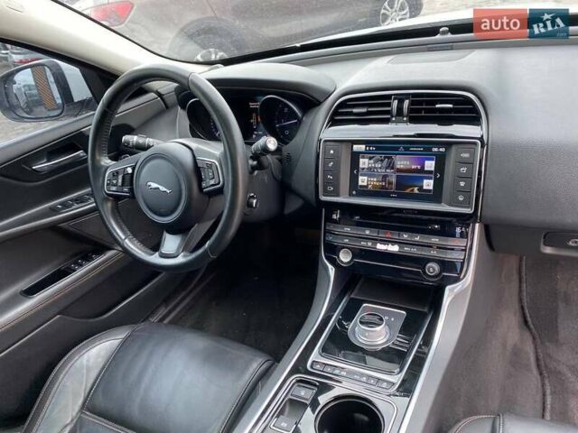 Белый Ягуар XE, объемом двигателя 2 л и пробегом 145 тыс. км за 13400 $, фото 8 на Automoto.ua