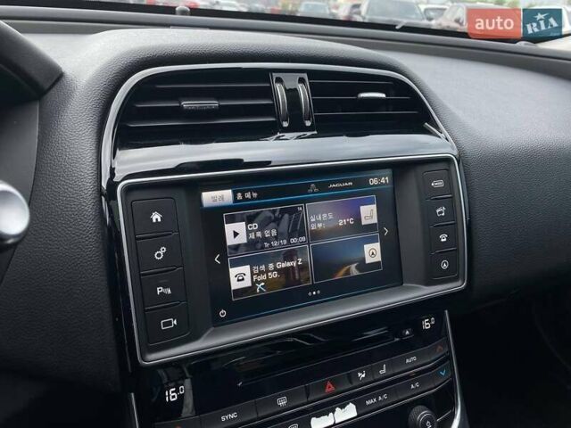 Белый Ягуар XE, объемом двигателя 2 л и пробегом 145 тыс. км за 13400 $, фото 13 на Automoto.ua