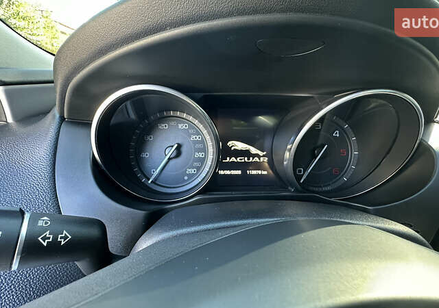 Белый Ягуар XE, объемом двигателя 2 л и пробегом 115 тыс. км за 14500 $, фото 7 на Automoto.ua