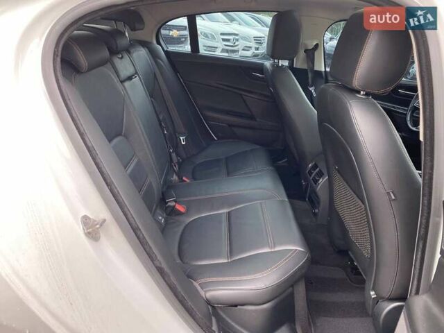 Белый Ягуар XE, объемом двигателя 2 л и пробегом 145 тыс. км за 13400 $, фото 19 на Automoto.ua