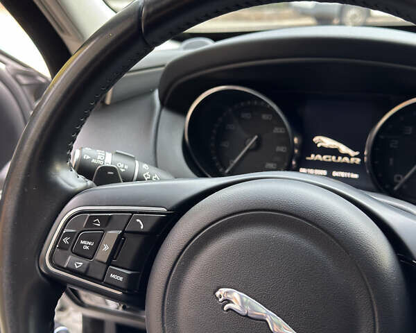 Белый Ягуар XE, объемом двигателя 2 л и пробегом 47 тыс. км за 17000 $, фото 3 на Automoto.ua