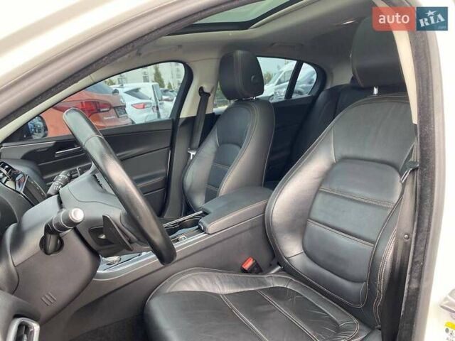 Белый Ягуар XE, объемом двигателя 2 л и пробегом 145 тыс. км за 13400 $, фото 16 на Automoto.ua