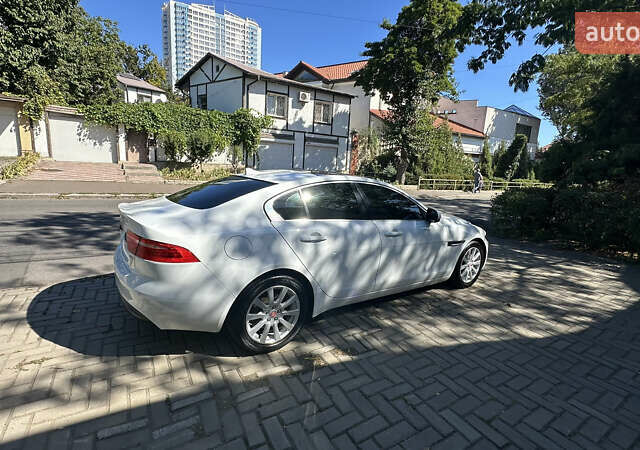 Белый Ягуар XE, объемом двигателя 2 л и пробегом 115 тыс. км за 14500 $, фото 2 на Automoto.ua