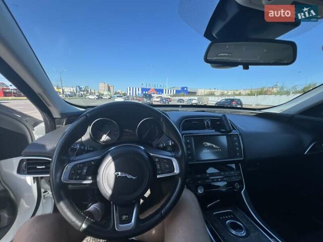 Белый Ягуар XE, объемом двигателя 2 л и пробегом 156 тыс. км за 15800 $, фото 6 на Automoto.ua