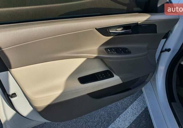 Білий Ягуар XE, об'ємом двигуна 2 л та пробігом 180 тис. км за 16500 $, фото 10 на Automoto.ua