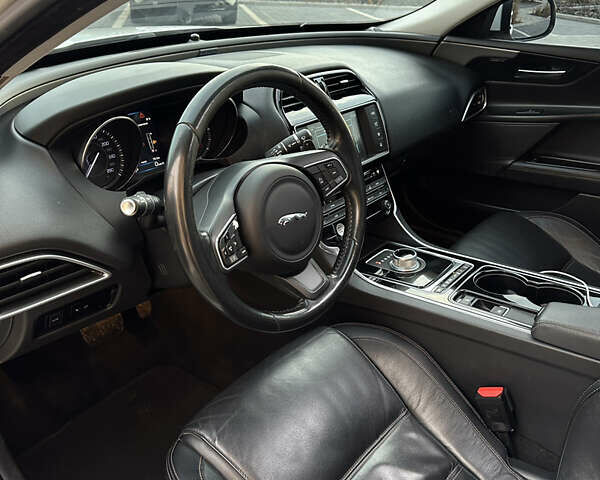 Белый Ягуар XE, объемом двигателя 2 л и пробегом 150 тыс. км за 13500 $, фото 6 на Automoto.ua