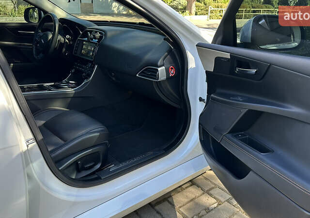 Белый Ягуар XE, объемом двигателя 2 л и пробегом 115 тыс. км за 14500 $, фото 20 на Automoto.ua