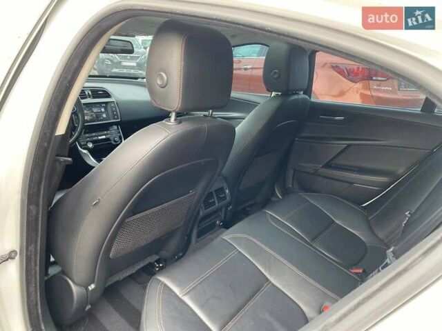 Белый Ягуар XE, объемом двигателя 2 л и пробегом 145 тыс. км за 13400 $, фото 18 на Automoto.ua