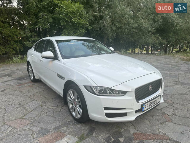 Белый Ягуар XE, объемом двигателя 2 л и пробегом 130 тыс. км за 18500 $, фото 2 на Automoto.ua