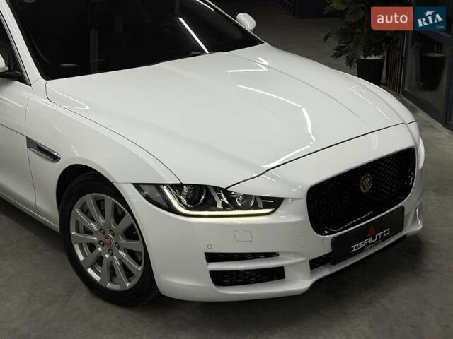 Белый Ягуар XE, объемом двигателя 2 л и пробегом 51 тыс. км за 15500 $, фото 2 на Automoto.ua
