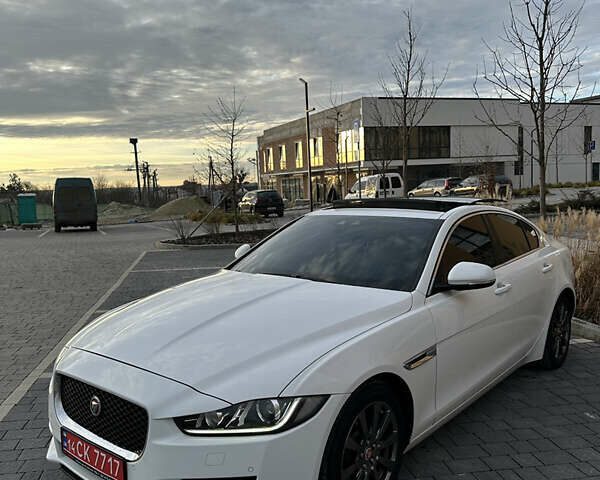 Белый Ягуар XE, объемом двигателя 2 л и пробегом 150 тыс. км за 13500 $, фото 2 на Automoto.ua