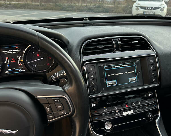 Белый Ягуар XE, объемом двигателя 2 л и пробегом 150 тыс. км за 13500 $, фото 10 на Automoto.ua