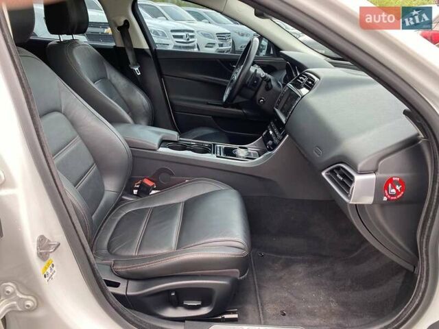 Белый Ягуар XE, объемом двигателя 2 л и пробегом 145 тыс. км за 13400 $, фото 21 на Automoto.ua