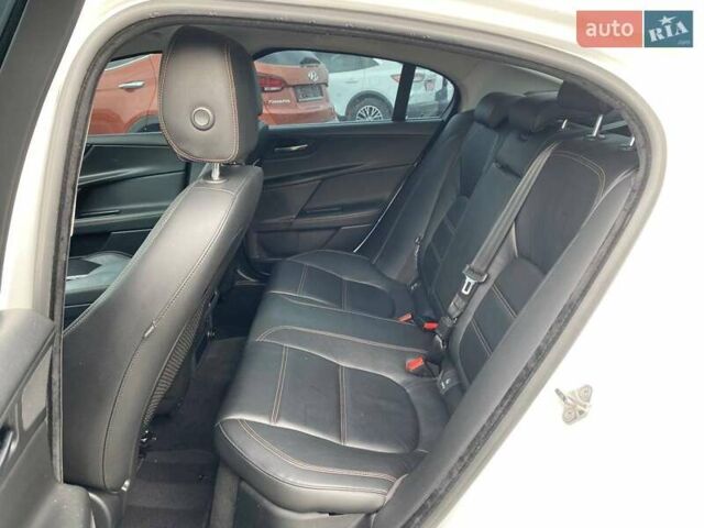 Белый Ягуар XE, объемом двигателя 2 л и пробегом 145 тыс. км за 13400 $, фото 17 на Automoto.ua