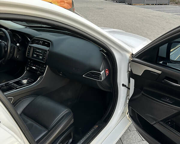 Белый Ягуар XE, объемом двигателя 2 л и пробегом 150 тыс. км за 13500 $, фото 14 на Automoto.ua