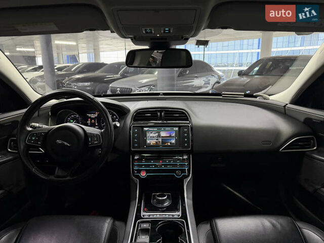 Белый Ягуар XE, объемом двигателя 2 л и пробегом 51 тыс. км за 15500 $, фото 15 на Automoto.ua