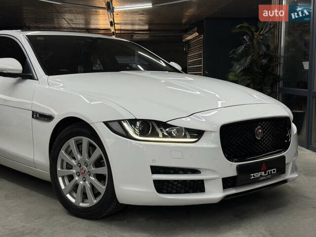 Белый Ягуар XE, объемом двигателя 2 л и пробегом 51 тыс. км за 15500 $, фото 3 на Automoto.ua