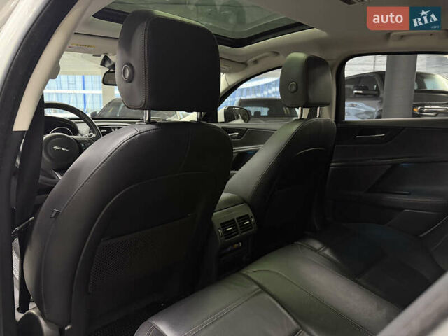 Белый Ягуар XE, объемом двигателя 2 л и пробегом 51 тыс. км за 15500 $, фото 12 на Automoto.ua