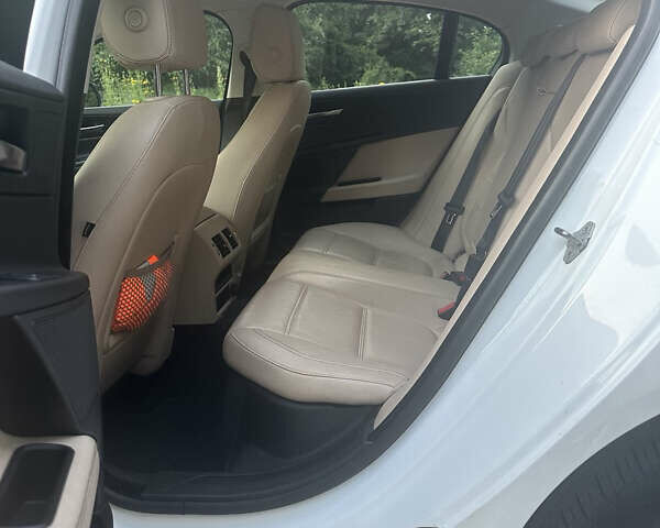Белый Ягуар XE, объемом двигателя 2 л и пробегом 130 тыс. км за 18500 $, фото 7 на Automoto.ua