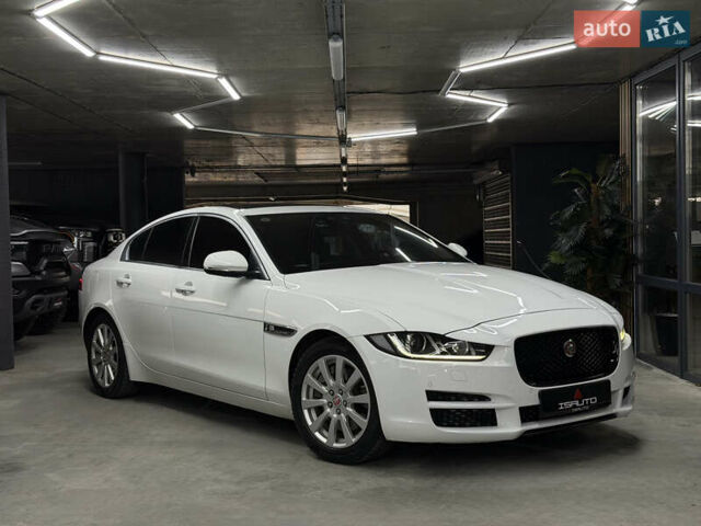 Белый Ягуар XE, объемом двигателя 2 л и пробегом 51 тыс. км за 15500 $, фото 1 на Automoto.ua