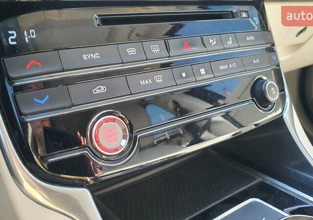 Білий Ягуар XE, об'ємом двигуна 2 л та пробігом 180 тис. км за 16500 $, фото 26 на Automoto.ua