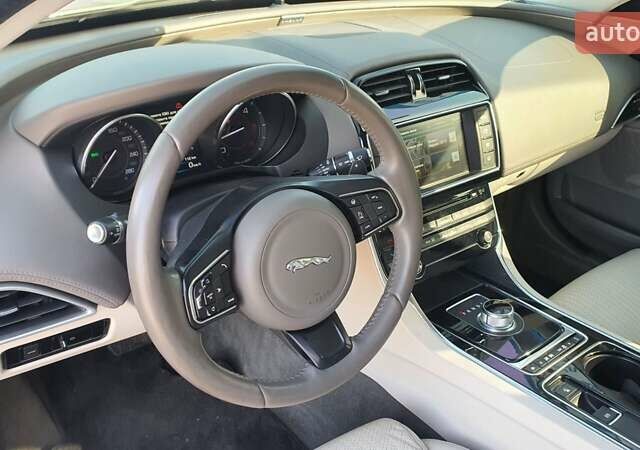 Білий Ягуар XE, об'ємом двигуна 2 л та пробігом 180 тис. км за 16500 $, фото 16 на Automoto.ua