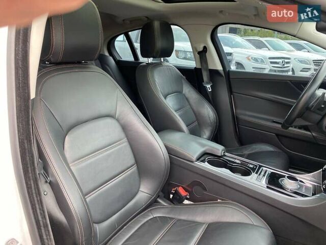 Белый Ягуар XE, объемом двигателя 2 л и пробегом 145 тыс. км за 13400 $, фото 22 на Automoto.ua