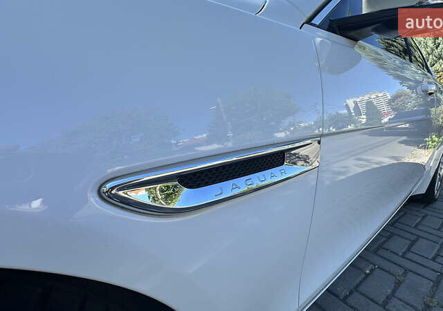 Белый Ягуар XE, объемом двигателя 2 л и пробегом 115 тыс. км за 14500 $, фото 3 на Automoto.ua